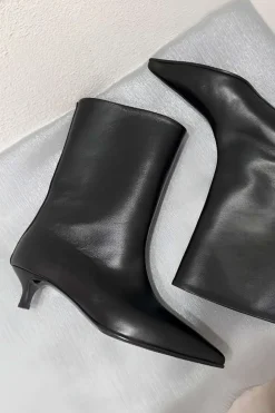 Retro Faux Leather Low Heel Pointed Toe Ankle Boots